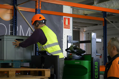 Alumno realizando ejercicios prácticos 