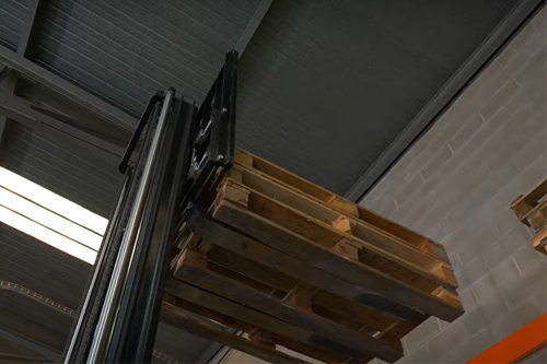 Carretilla subiendo palets cargados