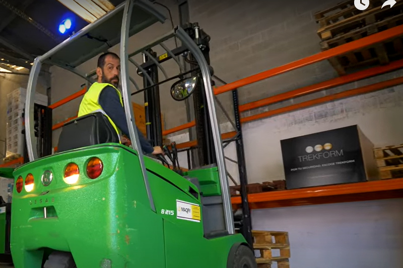 Alumno realizando prácticas con la carretilla frontal