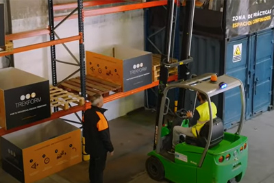 Alumno realizando ejercicios prácticos con el instructor dándole indicaciones